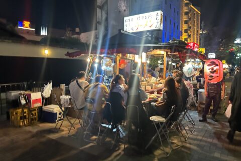 福岡市博多区中洲1丁目にある清流公園の屋台街 (The food stalls at Seiryu Park in Nakasu 1-chome, Hakata, Fukuoka)