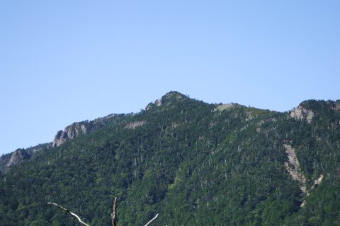 八経ヶ岳を東北東から望む。