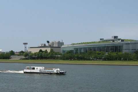 新潟県新潟市中央区。昭和大橋から見た、白山公園の劇場郡