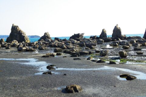 橋杭岩、左から：黒岩、タコ島、海老島、コボレ岩、折岩。