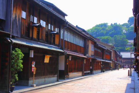 東山ひがし（石川県金沢市）。手前が「志摩」（重要文化財）