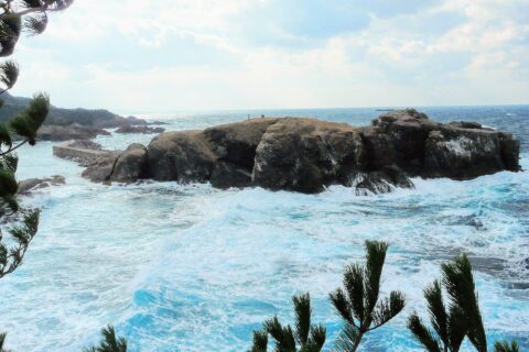 島根県出雲市にある日御碕神社の境外社の経島神社がある経島。日沈宮（下の宮）の元・鎮座地。