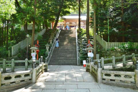 枚岡神社 参道と拝殿