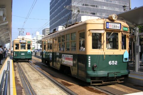 原爆ドーム前で並んだ（６５１・６５２号車）被爆電車（2006年8月6日、本人撮影）