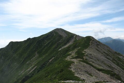 ​広河内岳の山頂を北から望む。赤石山脈（南アルプス）の一峰。