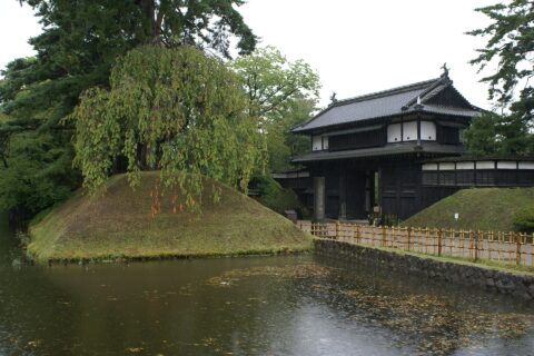 弘前城三の丸追手門、近世城郭（平城）の土塁
