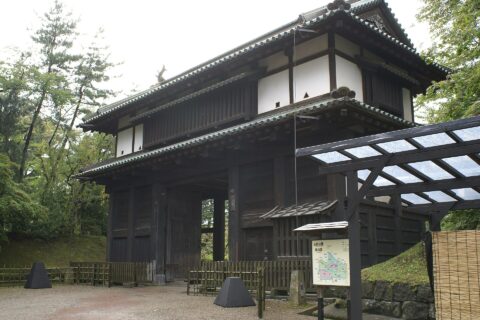 弘前城東門