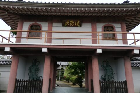 関市小屋名にある補陀山圓通寺。山門。