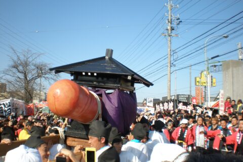 愛知県小牧市の田縣神社で行われる豊年祭。直径60cm、長さ2m余りの大男茎形（おおおわせがた）