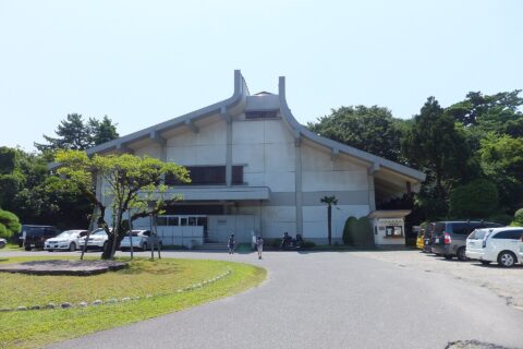 ​庄内の豪商本間氏によりコレクションされた美術品を展示する本間美術館。清遠閣と鶴舞園に附設して建設された。