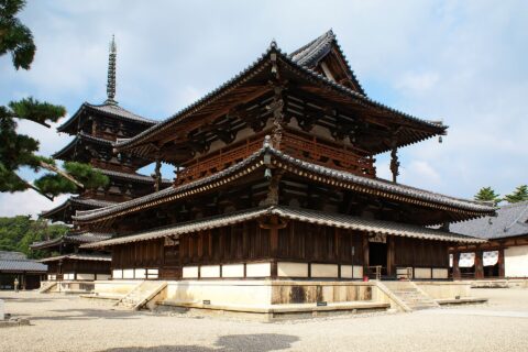 法隆寺金堂と五重塔は国宝。法隆寺は、奈良県斑鳩町にある聖徳宗の寺院。ユネスコ世界文化遺産『法隆寺地域の仏教建造物』の一部。