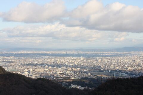 兵庫県西宮市山口町船坂からの大阪平野。座標は非撮影者による目安です。おそらく兵庫県道82号大沢西宮線から撮影。