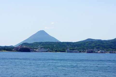指宿温泉街と開聞岳。フェリーみしま船上より撮影。16:9にトリミング。