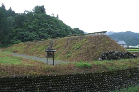 ja:一乗谷朝倉氏遺跡の上城戸の土手（ja:福井県ja:福井市） 撮影日：2007年9月7日 撮影者：Twilight2640