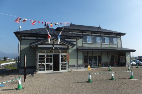 秋田県大仙市、旧池田氏庭園観光案内所「巨洲館」（おおしまかん）。正門前の駐車場に2013年10月にオープンした。