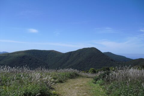 Ikenodan (left) and Mount Tateeboshi (center) and Mount Hiba (backgrond right) as seen from the southeast. Taken from Mount Ryuo.