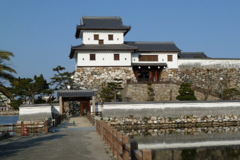 復興した高麗門と山里櫓