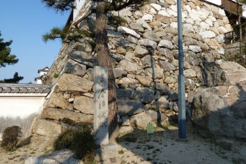 今治城内にある石碑と石垣