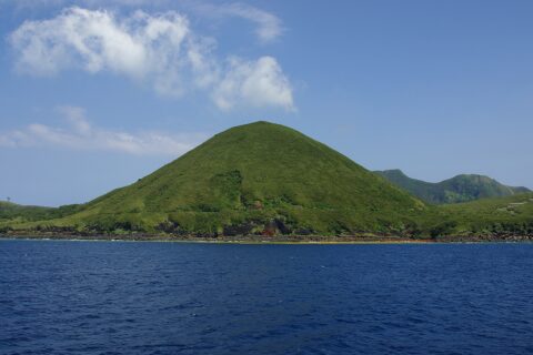 ​薩摩硫黄島の稲村岳。南側海上、フェリーみしまより撮影。