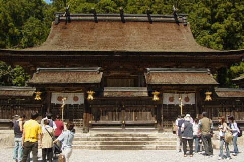 Kumano Hongu-Taisha Shrine is the Head Shrine of over 3,000 Kumano-jinjas in Japan and is one of the Three Great Kumano Shrines. Hongutaisha was originally directly adjacent to the confluence of three rivers the Kumano,
