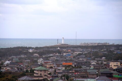 Inubozaki Lighthouse from Choshi Port Tower, Jan. 2007, Chiba JAPAN ; Japanese description:銚子ポートタワーより望む犬吠埼灯台 2007年1月 千葉県銚子市 (投稿者自身による撮影)