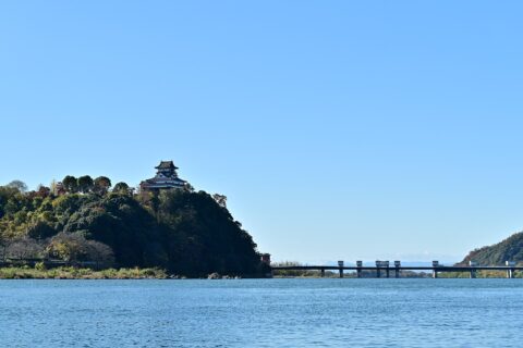 木曽川遊覧船から犬山城を望む