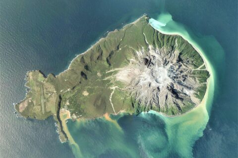 硫黄島（鹿児島県三島村）の空中写真。CKU20162X-C2-5、CKU20162X-C2-6、CKU20162X-C2-7、CKU20162X-C2-8、CKU20162X-C2-9の5枚を合成作成。