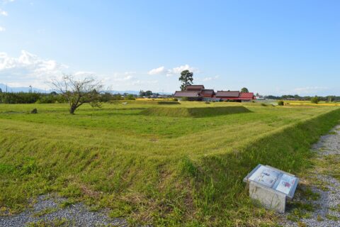 胆沢城跡 全景 (回廊から正殿を望む)
