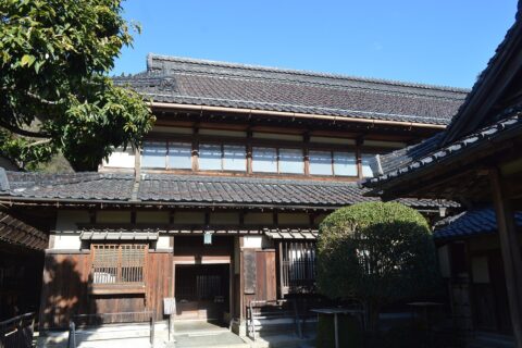​鳥取県八頭郡智頭町智頭396にある石谷家住宅。重要文化財。