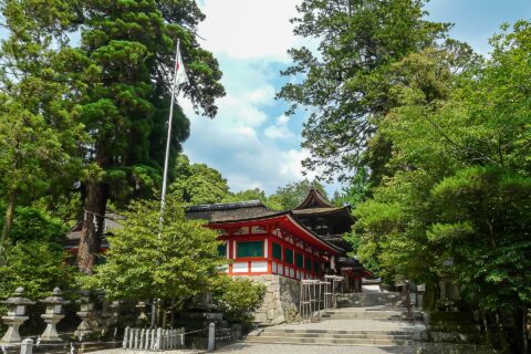 奈良県天理市布留町にある石上神宮。回廊、楼門