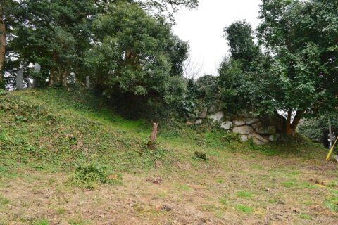 怡土城 大鳥居口の土塁・石垣