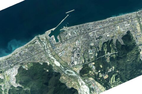 糸魚川市（新潟県）中心部周辺の空中写真。CCB202210-C2-13からCCB202210-C2-22、CCB202210-C3-15からCCB202210-C3-24、CCB202210-C4-17からCCB202210-C4-26の合計30枚を合成作成。