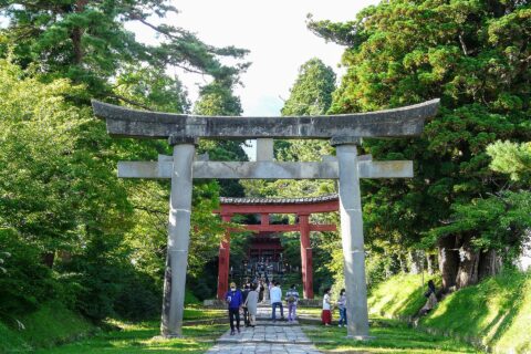 青森県弘前市にある津軽国一宮・岩木山神社の参道。