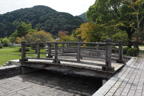 錦帯橋の雨による劣化を抑える目的で各種の橋板間シール方式の止水実験をするための実験橋。2013年に吉香公園内に作られた。2025年撮影。