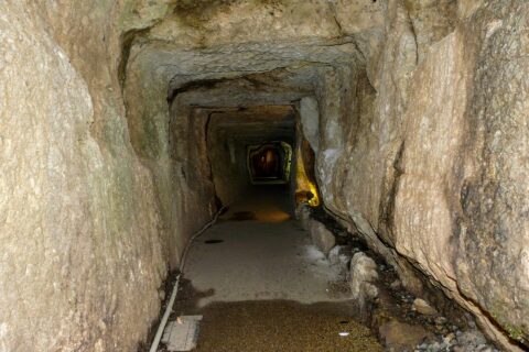 島根県大田市にある石見銀山。銀採掘のためにの坑道の一つの龍源寺間歩内部。