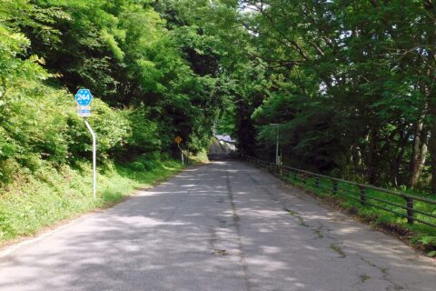 岩手県二戸市の岩手県道244号金田一温泉線の終点附近を起点方向に向かって撮影