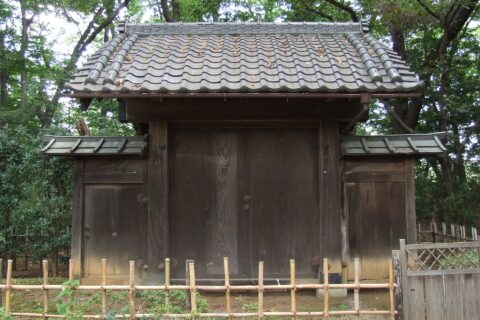 ​岩槻城の裏門。日本国、埼玉県、さいたま市、岩槻市。岩槻城の廃止以後、民間で使われたが、1980年に有川氏が岩槻市に寄贈した。1770年に作られ、裏門と伝えられるが、どの裏門なのかはわからない。