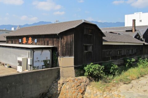泉勇之介商店。灘五郷唯一の木造酒蔵をもつ造り酒屋。国の登録有形文化財。所在地は兵庫県神戸市東灘区御影塚町1丁目。