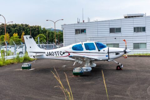 天草飛行場に駐機しているJA01TC。敷地境界のフェンス外より撮影。