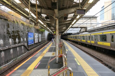 JR東日本・御茶ノ水駅の1・2番線プラットホーム。千葉・東京方面側はホーム間に段差が存在する。