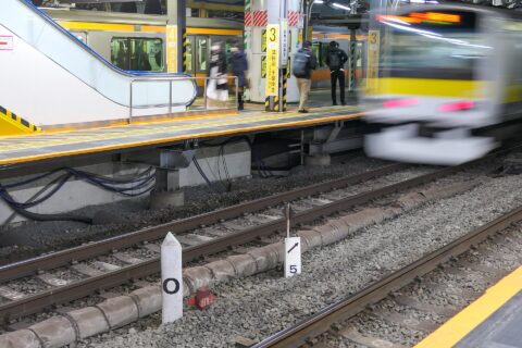 JR東日本・御茶ノ水駅の2・3番線プラットホーム間にある、総武線の起点を示す0キロポスト