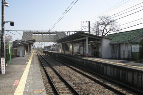The platforms at Musashi-Masuko Station on the Itsukaichi Line