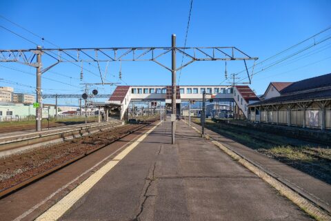 Platforms 3 and 4 of JR Hokkaido Goryokaku Station