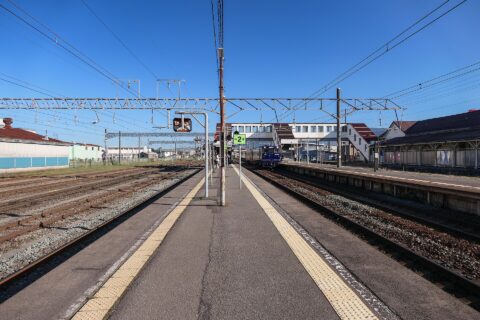 Platforms 5 and 6 of JR Hokkaido Goryokaku Station