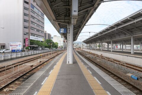 JR四国・高松駅の2・3番線プラットホーム。1番線の延長上に切り欠き形の2番線が設けられている。