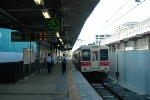 地上仮駅時代の奈良 桜井線 プラットホーム