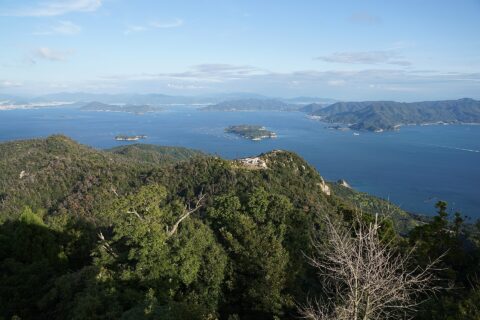 宮島・弥山山頂から、宮島ロープウエーの終着点である獅子岩駅方面を撮影