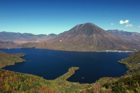 日光市男体山と中禅寺湖。