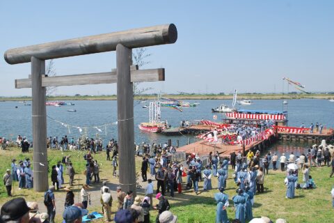 ​香取神宮、12年に一度の式年神幸祭。津宮鳥居河岸から御座船に乗船し佐原まで出発する。 香取市。