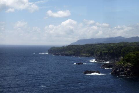静岡県伊東市の城ヶ崎海岸。門脇埼灯台から撮影。約4,000年前の大室山の噴火で形成された海岸です。